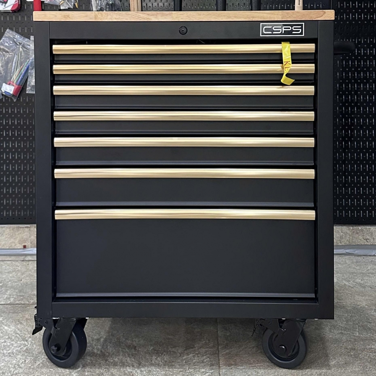 So sánh Tủ dụng cụ CSPS 76cm 07 hộc kéo tay cầm vàng với các tủ thông thường