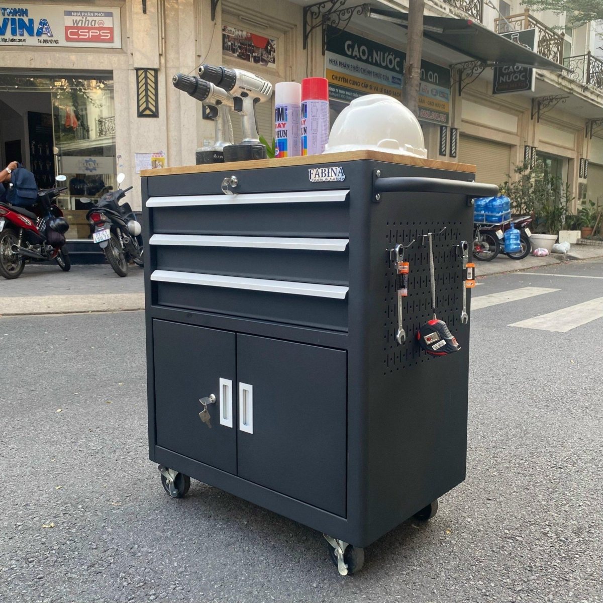 Bộ đôi tủ dụng cụ Fabina mới nhất: Nên chọn màu đen hay xanh dương?