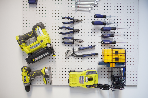 Cách sắp xếp đồ nghề với vách lưới pegboard treo dụng cụ