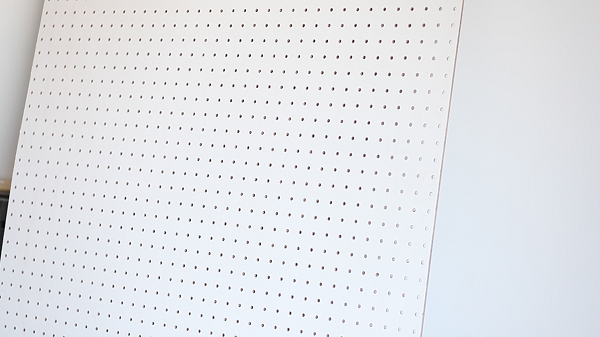 Cách sắp xếp đồ nghề với vách lưới pegboard treo dụng cụ