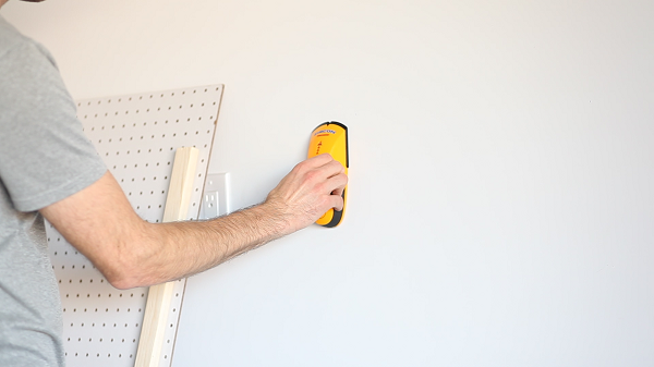 Cách sắp xếp đồ nghề với vách lưới pegboard treo dụng cụ