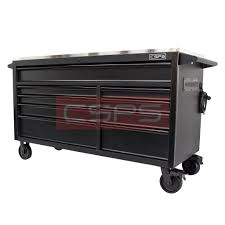 Trong gara, xưởng cơ khí hay nhà máy, việc sắp xếp và bảo quản đồ nghề khoa học giúp tiết kiệm thời gian và nâng cao hiệu quả làm việc. Tủ dụng cụ là giải pháp tiện lợi giúp phân loại, lưu trữ và kiểm soát dụng cụ gọn gàng, dễ tìm kiếm. Với thiết kế đa dạng về số ngăn và kích thước, tủ đáp ứng linh hoạt nhu cầu sử dụng trong nhiều môi trường kỹ thuật. IFrame 1.Tủ dụng cụ giúp sắp xếp đồ nghề khoa học, dễ tìm kiếm Lợi ích đầu tiên và dễ nhận thấy nhất của tủ dụng cụ là khả năng tổ chức đồ nghề theo từng nhóm rõ ràng. Thay vì để cờ lê, tua vít, kìm, đầu khẩu và các phụ kiện kỹ thuật trên bàn hoặc trong nhiều hộp khác nhau, người dùng có thể bố trí chúng vào từng ngăn kéo riêng. Các dụng cụ cùng chức năng có thể được đặt chung một khu vực. Chẳng hạn, nhóm cờ lê và mỏ lết được sắp xếp ở một ngăn, tua vít và đầu vít ở ngăn khác, trong khi các loại đầu khẩu hoặc dụng cụ đo được bố trí riêng. Việc phân loại này giúp người dùng nhanh chóng xác định vị trí của dụng cụ cần sử dụng. Đối với gara hoặc xưởng có số lượng đồ nghề lớn, cách sắp xếp này càng trở nên cần thiết. Khi mỗi dụng cụ có một vị trí cố định, việc lấy ra và cất lại sau khi sử dụng cũng trở nên đơn giản hơn. 2. Giảm thời gian tìm kiếm và hỗ trợ nâng cao năng suất Trong công việc sửa chữa, bảo trì, thời gian tìm kiếm dụng cụ tưởng như nhỏ nhưng có thể cộng dồn thành một khoảng thời gian đáng kể trong ngày. Khi đồ nghề bị để lẫn hoặc không có vị trí cố định, người thợ phải mất thêm thời gian kiểm tra từng hộp, từng khu vực. Tủ đựng dụng cụ giúp giải quyết vấn đề này bằng cách tập trung đồ nghề vào một hệ thống lưu trữ thống nhất. Các ngăn kéo được phân chia rõ ràng giúp người sử dụng biết chính xác dụng cụ cần tìm nằm ở đâu. Đặc biệt, khi kết hợp tủ với khay chia dụng cụ hoặc nhãn nhận diện, khả năng tìm kiếm càng nhanh hơn. Người thợ có thể lấy đúng dụng cụ, thực hiện công việc và trả lại đúng vị trí sau khi hoàn thành. Theo thông tin Fabina, việc tổ chức dụng cụ theo nhóm, kích thước và tần suất sử dụng giúp giảm thời gian tìm kiếm và hỗ trợ quá trình làm việc hiệu quả hơn. Tủ dụng cụ – Giải pháp lưu trữ đồ nghề khoa học, tối ưu không gian 3. Tối ưu không gian trong gara và xưởng Không gian làm việc tại gara và nhà xưởng thường phải bố trí nhiều thiết bị cùng lúc. Nếu dụng cụ được đặt trên sàn, bàn hoặc nhiều vị trí khác nhau, diện tích sử dụng sẽ nhanh chóng bị thu hẹp. Tủ dụng cụ giúp tập trung nhiều loại đồ nghề vào một khu vực nhất định. Thay vì sử dụng nhiều thùng hoặc hộp riêng lẻ, người dùng có thể lưu trữ số lượng lớn dụng cụ trong một hệ thống tủ có nhiều ngăn. Thiết kế theo chiều cao cũng giúp tận dụng không gian tốt hơn. Với những gara có diện tích hạn chế, đây là một ưu điểm đáng chú ý vì người dùng có thể tăng khả năng lưu trữ mà không cần mở rộng diện tích sàn. Khi không gian được giải phóng, người thợ có thêm diện tích để thao tác, di chuyển xe hoặc bố trí máy móc và thiết bị khác. 4. Bảo quản dụng cụ tốt hơn, hạn chế hư hỏng Dụng cụ kỹ thuật thường xuyên tiếp xúc với dầu mỡ, bụi bẩn, độ ẩm và các tác động trong môi trường làm việc. Nếu không được bảo quản đúng cách, bề mặt dụng cụ có thể bị bám bẩn, oxy hóa hoặc xuống cấp theo thời gian. Sử dụng tủ dụng cụ tạo ra khu vực lưu trữ riêng, giúp hạn chế việc đồ nghề tiếp xúc trực tiếp với môi trường bên ngoài. Khi dụng cụ được cất vào ngăn tủ sau mỗi lần sử dụng, tình trạng để dụng cụ trên sàn hoặc ngoài khu vực làm việc được hạn chế. Một số mẫu tủ dụng cụ Fabina sử dụng kết cấu thép và lớp sơn tĩnh điện, phù hợp với môi trường làm việc kỹ thuật và hỗ trợ bảo vệ bề mặt tủ trong quá trình sử dụng. Việc bảo quản tập trung cũng giúp người dùng dễ kiểm tra tình trạng đồ nghề, từ đó chủ động vệ sinh, bảo dưỡng hoặc thay thế những dụng cụ đã xuống cấp. 5. Hạn chế thất lạc và dễ kiểm soát đồ nghề Với những xưởng có nhiều nhân viên cùng sử dụng dụng cụ, việc thất lạc đồ nghề là vấn đề thường gặp. Những dụng cụ nhỏ như đầu khẩu, mũi vít, lục giác hoặc cờ lê có thể bị bỏ quên tại khu vực sửa chữa nếu không có quy trình quản lý. Tủ dụng cụ tạo ra vị trí lưu trữ cố định cho từng nhóm đồ nghề. Sau khi hoàn thành công việc, người sử dụng có thể kiểm tra và đưa dụng cụ trở lại đúng ngăn. Một số mẫu tủ đồ nghề còn được trang bị khóa, giúp tăng khả năng kiểm soát trong quá trình sử dụng. Điều này đặc biệt hữu ích tại các xưởng có nhiều người cùng làm việc hoặc những khu vực cần quản lý tài sản kỹ thuật. Khi dụng cụ được sắp xếp theo vị trí cố định, người quản lý cũng dễ dàng nhận biết thiếu dụng cụ nào và kiểm kê nhanh hơn. Tủ dụng cụ – Giải pháp lưu trữ đồ nghề khoa học, tối ưu không gian 6. Hỗ trợ xây dựng môi trường làm việc theo 5S Tủ dụng cụ còn có thể hỗ trợ doanh nghiệp duy trì không gian làm việc theo nguyên tắc 5S. Khi từng loại dụng cụ được bố trí vào một vị trí nhất định, việc sắp xếp và duy trì sự ngăn nắp trở nên đơn giản hơn. Người sử dụng có thể thực hiện quy trình: Phân loại dụng cụ cần thiết và không cần thiết. Sắp xếp dụng cụ theo nhóm. Vệ sinh tủ và đồ nghề thường xuyên. Quy định vị trí cố định cho từng loại dụng cụ. Duy trì thói quen lấy và trả dụng cụ đúng vị trí. Đây là cách giúp không gian làm việc luôn trong trạng thái gọn gàng, đồng thời tạo thói quen làm việc khoa học cho nhân viên kỹ thuật. Fabina cũng giới thiệu tủ dụng cụ như một giải pháp hỗ trợ tổ chức đồ nghề và giúp xưởng vận hành trật tự, hiệu quả hơn. 7. Tủ dụng cụ có bánh xe giúp di chuyển linh hoạt Đối với gara và xưởng có diện tích lớn, việc phải di chuyển qua lại nhiều lần để lấy dụng cụ có thể gây mất thời gian. Tủ dụng cụ có bánh xe mang lại sự linh hoạt hơn khi toàn bộ đồ nghề có thể được đưa đến gần vị trí làm việc. Thay vì mang từng dụng cụ, người thợ chỉ cần di chuyển tủ đến khu vực cần sửa chữa. Sau khi hoàn thành, tủ có thể được đưa về vị trí lưu trữ. Tính cơ động này đặc biệt phù hợp với gara ô tô, xưởng bảo trì máy móc và các khu vực cần thường xuyên thay đổi vị trí làm việc. Ngoài ra, bánh xe còn giúp doanh nghiệp linh hoạt hơn khi bố trí lại mặt bằng xưởng hoặc thay đổi vị trí các khu vực kỹ thuật. 8. Tủ dụng cụ 5 ngăn – Lựa chọn gọn gàng cho nhu cầu vừa phải Với những người dùng có số lượng đồ nghề ở mức vừa phải, tủ dụng cụ 5 ngăn là lựa chọn đáng cân nhắc. Thiết kế nhiều ngăn giúp phân loại dụng cụ mà không cần sử dụng một chiếc tủ quá lớn. Có thể bố trí các nhóm dụng cụ theo từng ngăn như cờ lê, tua vít, kìm, đầu khẩu và phụ kiện. Những dụng cụ thường xuyên sử dụng có thể đặt ở vị trí thuận tiện nhất để dễ lấy. Theo thông tin được Fabina công bố, tủ dụng cụ 5 ngăn hướng đến các nhu cầu như tổ chức đồ nghề, tiết kiệm không gian, dễ di chuyển và bảo quản dụng cụ. Tủ dụng cụ mang lại nhiều lợi ích thiết thực cho quá trình làm việc, từ sắp xếp đồ nghề khoa học, giảm thời gian tìm kiếm, tiết kiệm diện tích đến bảo quản dụng cụ và hạn chế thất lạc. Khi được kết hợp với cách phân loại hợp lý, tủ còn hỗ trợ duy trì môi trường làm việc theo 5S và nâng cao tính chuyên nghiệp cho gara, xưởng cơ khí, nhà máy và khu vực bảo trì.