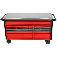 Trong gara, xưởng cơ khí hay nhà máy, việc sắp xếp và bảo quản đồ nghề khoa học giúp tiết kiệm thời gian và nâng cao hiệu quả làm việc. Tủ dụng cụ là giải pháp tiện lợi giúp phân loại, lưu trữ và kiểm soát dụng cụ gọn gàng, dễ tìm kiếm. Với thiết kế đa dạng về số ngăn và kích thước, tủ đáp ứng linh hoạt nhu cầu sử dụng trong nhiều môi trường kỹ thuật. IFrame 1.Tủ dụng cụ giúp sắp xếp đồ nghề khoa học, dễ tìm kiếm Lợi ích đầu tiên và dễ nhận thấy nhất của tủ dụng cụ là khả năng tổ chức đồ nghề theo từng nhóm rõ ràng. Thay vì để cờ lê, tua vít, kìm, đầu khẩu và các phụ kiện kỹ thuật trên bàn hoặc trong nhiều hộp khác nhau, người dùng có thể bố trí chúng vào từng ngăn kéo riêng. Các dụng cụ cùng chức năng có thể được đặt chung một khu vực. Chẳng hạn, nhóm cờ lê và mỏ lết được sắp xếp ở một ngăn, tua vít và đầu vít ở ngăn khác, trong khi các loại đầu khẩu hoặc dụng cụ đo được bố trí riêng. Việc phân loại này giúp người dùng nhanh chóng xác định vị trí của dụng cụ cần sử dụng. Đối với gara hoặc xưởng có số lượng đồ nghề lớn, cách sắp xếp này càng trở nên cần thiết. Khi mỗi dụng cụ có một vị trí cố định, việc lấy ra và cất lại sau khi sử dụng cũng trở nên đơn giản hơn. 2. Giảm thời gian tìm kiếm và hỗ trợ nâng cao năng suất Trong công việc sửa chữa, bảo trì, thời gian tìm kiếm dụng cụ tưởng như nhỏ nhưng có thể cộng dồn thành một khoảng thời gian đáng kể trong ngày. Khi đồ nghề bị để lẫn hoặc không có vị trí cố định, người thợ phải mất thêm thời gian kiểm tra từng hộp, từng khu vực. Tủ đựng dụng cụ giúp giải quyết vấn đề này bằng cách tập trung đồ nghề vào một hệ thống lưu trữ thống nhất. Các ngăn kéo được phân chia rõ ràng giúp người sử dụng biết chính xác dụng cụ cần tìm nằm ở đâu. Đặc biệt, khi kết hợp tủ với khay chia dụng cụ hoặc nhãn nhận diện, khả năng tìm kiếm càng nhanh hơn. Người thợ có thể lấy đúng dụng cụ, thực hiện công việc và trả lại đúng vị trí sau khi hoàn thành. Theo thông tin Fabina, việc tổ chức dụng cụ theo nhóm, kích thước và tần suất sử dụng giúp giảm thời gian tìm kiếm và hỗ trợ quá trình làm việc hiệu quả hơn. Tủ dụng cụ – Giải pháp lưu trữ đồ nghề khoa học, tối ưu không gian 3. Tối ưu không gian trong gara và xưởng Không gian làm việc tại gara và nhà xưởng thường phải bố trí nhiều thiết bị cùng lúc. Nếu dụng cụ được đặt trên sàn, bàn hoặc nhiều vị trí khác nhau, diện tích sử dụng sẽ nhanh chóng bị thu hẹp. Tủ dụng cụ giúp tập trung nhiều loại đồ nghề vào một khu vực nhất định. Thay vì sử dụng nhiều thùng hoặc hộp riêng lẻ, người dùng có thể lưu trữ số lượng lớn dụng cụ trong một hệ thống tủ có nhiều ngăn. Thiết kế theo chiều cao cũng giúp tận dụng không gian tốt hơn. Với những gara có diện tích hạn chế, đây là một ưu điểm đáng chú ý vì người dùng có thể tăng khả năng lưu trữ mà không cần mở rộng diện tích sàn. Khi không gian được giải phóng, người thợ có thêm diện tích để thao tác, di chuyển xe hoặc bố trí máy móc và thiết bị khác. 4. Bảo quản dụng cụ tốt hơn, hạn chế hư hỏng Dụng cụ kỹ thuật thường xuyên tiếp xúc với dầu mỡ, bụi bẩn, độ ẩm và các tác động trong môi trường làm việc. Nếu không được bảo quản đúng cách, bề mặt dụng cụ có thể bị bám bẩn, oxy hóa hoặc xuống cấp theo thời gian. Sử dụng tủ dụng cụ tạo ra khu vực lưu trữ riêng, giúp hạn chế việc đồ nghề tiếp xúc trực tiếp với môi trường bên ngoài. Khi dụng cụ được cất vào ngăn tủ sau mỗi lần sử dụng, tình trạng để dụng cụ trên sàn hoặc ngoài khu vực làm việc được hạn chế. Một số mẫu tủ dụng cụ Fabina sử dụng kết cấu thép và lớp sơn tĩnh điện, phù hợp với môi trường làm việc kỹ thuật và hỗ trợ bảo vệ bề mặt tủ trong quá trình sử dụng. Việc bảo quản tập trung cũng giúp người dùng dễ kiểm tra tình trạng đồ nghề, từ đó chủ động vệ sinh, bảo dưỡng hoặc thay thế những dụng cụ đã xuống cấp. 5. Hạn chế thất lạc và dễ kiểm soát đồ nghề Với những xưởng có nhiều nhân viên cùng sử dụng dụng cụ, việc thất lạc đồ nghề là vấn đề thường gặp. Những dụng cụ nhỏ như đầu khẩu, mũi vít, lục giác hoặc cờ lê có thể bị bỏ quên tại khu vực sửa chữa nếu không có quy trình quản lý. Tủ dụng cụ tạo ra vị trí lưu trữ cố định cho từng nhóm đồ nghề. Sau khi hoàn thành công việc, người sử dụng có thể kiểm tra và đưa dụng cụ trở lại đúng ngăn. Một số mẫu tủ đồ nghề còn được trang bị khóa, giúp tăng khả năng kiểm soát trong quá trình sử dụng. Điều này đặc biệt hữu ích tại các xưởng có nhiều người cùng làm việc hoặc những khu vực cần quản lý tài sản kỹ thuật. Khi dụng cụ được sắp xếp theo vị trí cố định, người quản lý cũng dễ dàng nhận biết thiếu dụng cụ nào và kiểm kê nhanh hơn. Tủ dụng cụ – Giải pháp lưu trữ đồ nghề khoa học, tối ưu không gian 6. Hỗ trợ xây dựng môi trường làm việc theo 5S Tủ dụng cụ còn có thể hỗ trợ doanh nghiệp duy trì không gian làm việc theo nguyên tắc 5S. Khi từng loại dụng cụ được bố trí vào một vị trí nhất định, việc sắp xếp và duy trì sự ngăn nắp trở nên đơn giản hơn. Người sử dụng có thể thực hiện quy trình: Phân loại dụng cụ cần thiết và không cần thiết. Sắp xếp dụng cụ theo nhóm. Vệ sinh tủ và đồ nghề thường xuyên. Quy định vị trí cố định cho từng loại dụng cụ. Duy trì thói quen lấy và trả dụng cụ đúng vị trí. Đây là cách giúp không gian làm việc luôn trong trạng thái gọn gàng, đồng thời tạo thói quen làm việc khoa học cho nhân viên kỹ thuật. Fabina cũng giới thiệu tủ dụng cụ như một giải pháp hỗ trợ tổ chức đồ nghề và giúp xưởng vận hành trật tự, hiệu quả hơn. 7. Tủ dụng cụ có bánh xe giúp di chuyển linh hoạt Đối với gara và xưởng có diện tích lớn, việc phải di chuyển qua lại nhiều lần để lấy dụng cụ có thể gây mất thời gian. Tủ dụng cụ có bánh xe mang lại sự linh hoạt hơn khi toàn bộ đồ nghề có thể được đưa đến gần vị trí làm việc. Thay vì mang từng dụng cụ, người thợ chỉ cần di chuyển tủ đến khu vực cần sửa chữa. Sau khi hoàn thành, tủ có thể được đưa về vị trí lưu trữ. Tính cơ động này đặc biệt phù hợp với gara ô tô, xưởng bảo trì máy móc và các khu vực cần thường xuyên thay đổi vị trí làm việc. Ngoài ra, bánh xe còn giúp doanh nghiệp linh hoạt hơn khi bố trí lại mặt bằng xưởng hoặc thay đổi vị trí các khu vực kỹ thuật. 8. Tủ dụng cụ 5 ngăn – Lựa chọn gọn gàng cho nhu cầu vừa phải Với những người dùng có số lượng đồ nghề ở mức vừa phải, tủ dụng cụ 5 ngăn là lựa chọn đáng cân nhắc. Thiết kế nhiều ngăn giúp phân loại dụng cụ mà không cần sử dụng một chiếc tủ quá lớn. Có thể bố trí các nhóm dụng cụ theo từng ngăn như cờ lê, tua vít, kìm, đầu khẩu và phụ kiện. Những dụng cụ thường xuyên sử dụng có thể đặt ở vị trí thuận tiện nhất để dễ lấy. Theo thông tin được Fabina công bố, tủ dụng cụ 5 ngăn hướng đến các nhu cầu như tổ chức đồ nghề, tiết kiệm không gian, dễ di chuyển và bảo quản dụng cụ. Tủ dụng cụ mang lại nhiều lợi ích thiết thực cho quá trình làm việc, từ sắp xếp đồ nghề khoa học, giảm thời gian tìm kiếm, tiết kiệm diện tích đến bảo quản dụng cụ và hạn chế thất lạc. Khi được kết hợp với cách phân loại hợp lý, tủ còn hỗ trợ duy trì môi trường làm việc theo 5S và nâng cao tính chuyên nghiệp cho gara, xưởng cơ khí, nhà máy và khu vực bảo trì.