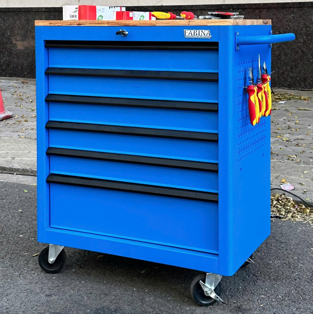 Hai lựa chọn linh hoạt cho xưởng hiện đại: Tủ dụng cụ 6 hộc kéo màu xanh dương Fabina có và không vách lưới 