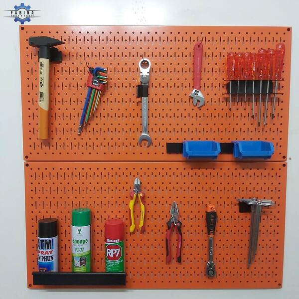 Tận dụng không gian với tấm lưới pegboard treo dụng cụ