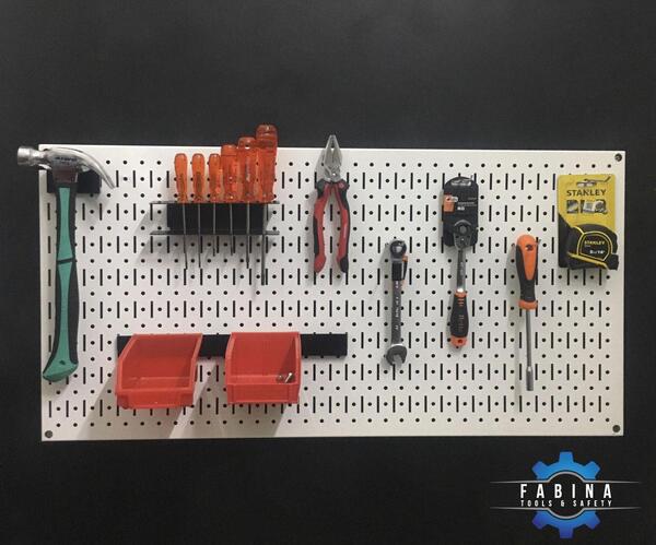 Tận dụng không gian với tấm lưới pegboard treo dụng cụ