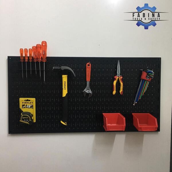 Tận dụng không gian với tấm lưới pegboard treo dụng cụ