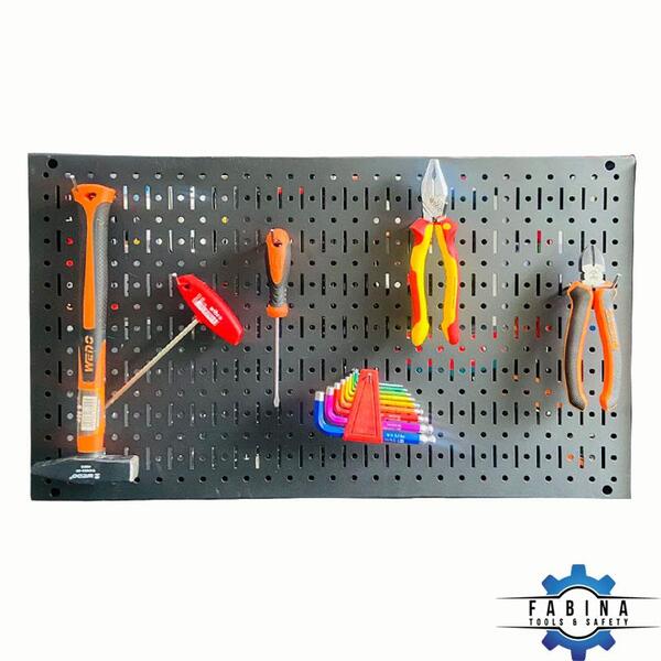 Tận dụng không gian với tấm lưới pegboard treo dụng cụ