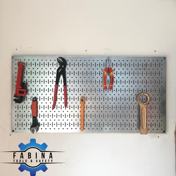 Tận dụng không gian với tấm lưới pegboard treo dụng cụ