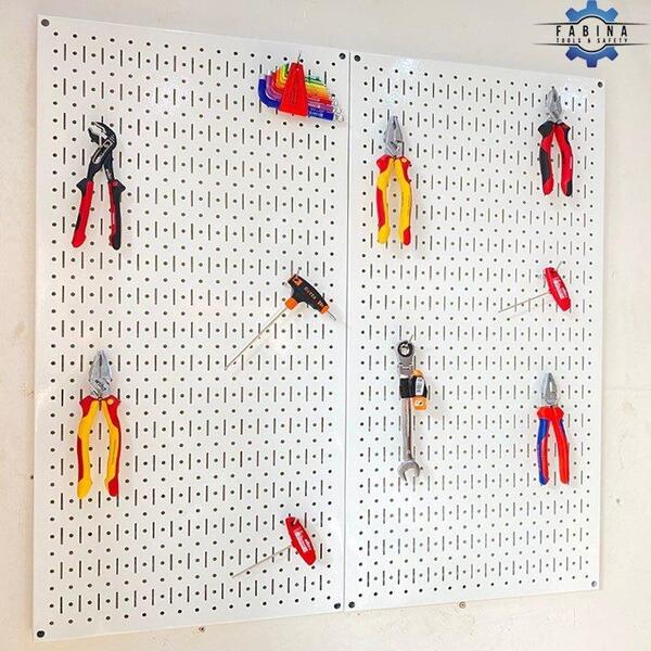 Tận dụng không gian với tấm lưới pegboard treo dụng cụ