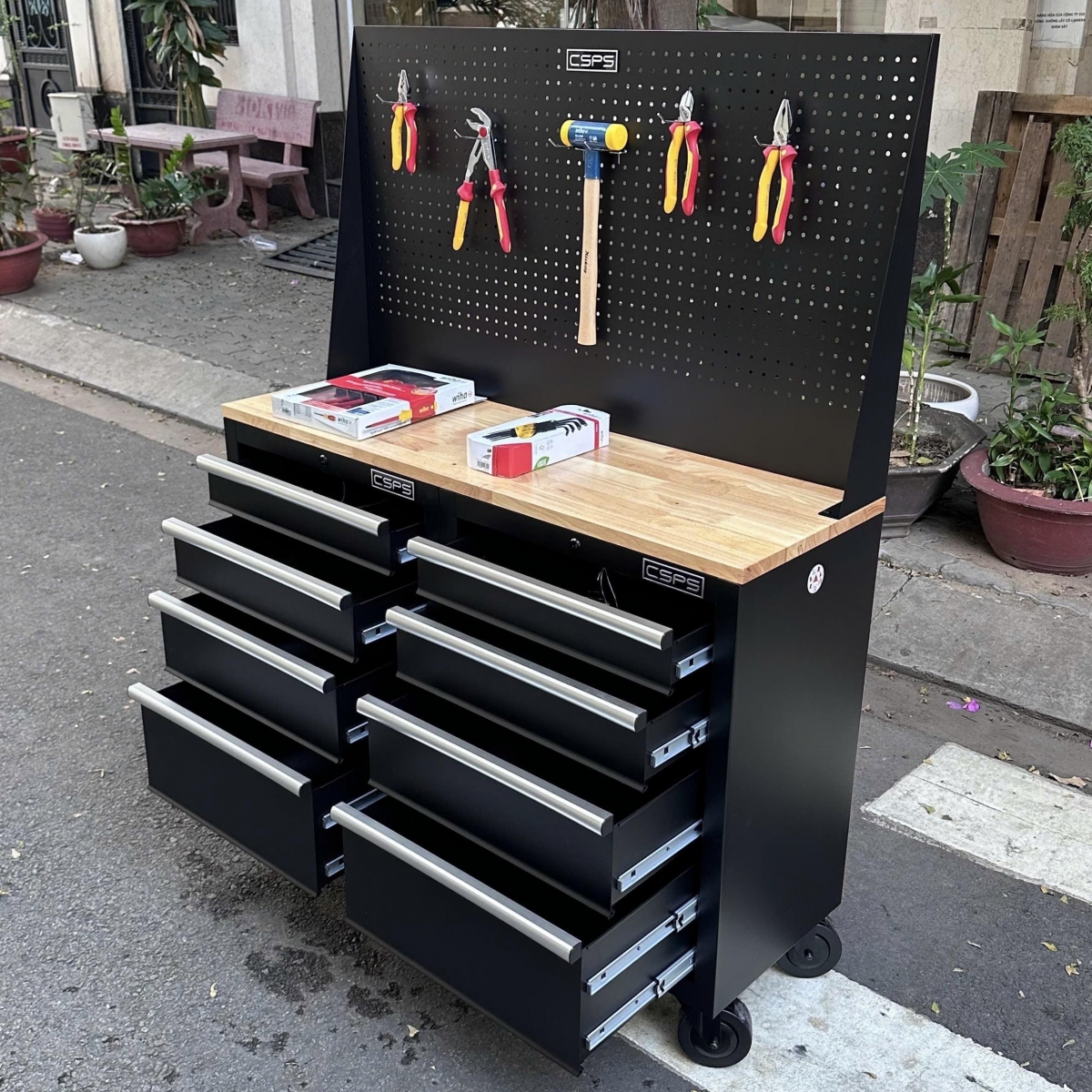 Tủ dụng cụ CSPS 122cm 08 hộc kéo màu đen kèm vách lưới giúp nâng cấp không gian làm việc như thế nào?