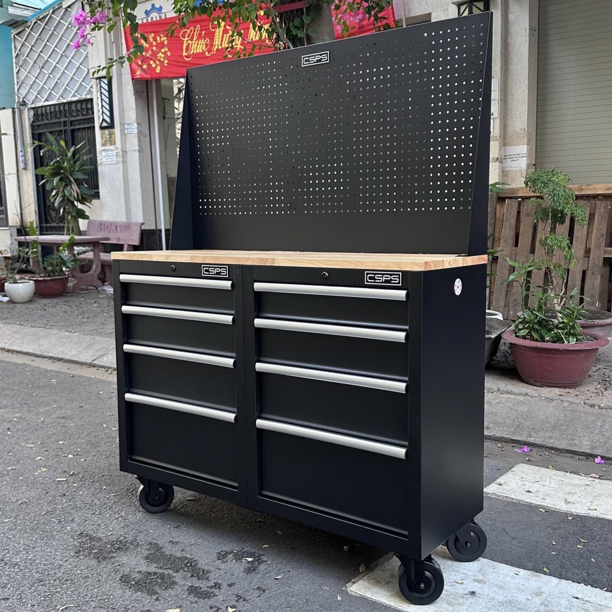 Tủ dụng cụ CSPS 122cm 08 hộc kéo màu đen kèm vách lưới giúp nâng cấp không gian làm việc như thế nào?