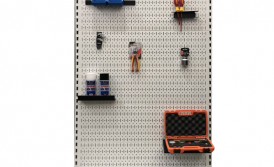 Vách lưới pegboard treo phụ kiện giúp sắp xếp dụng cụ gọn gàng